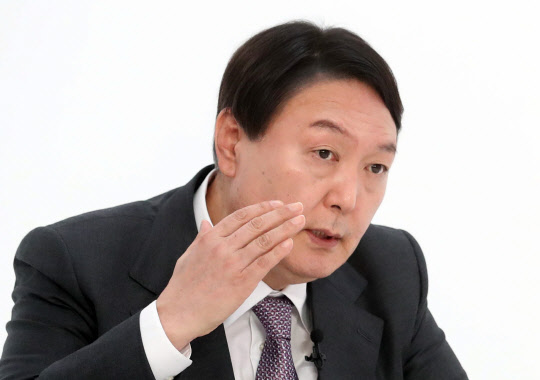 국민의힘 대선 경선 후보인 윤석열 전 검찰총장이 10일 오후 서울 금천구 즐스튜디오에서 열린 '국민 시그널 면접'에서 질문에 답하고 있다. 국회사진기자단.